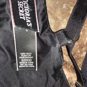 Victoria’s Secret very sexy push-up bra size 32 DDD